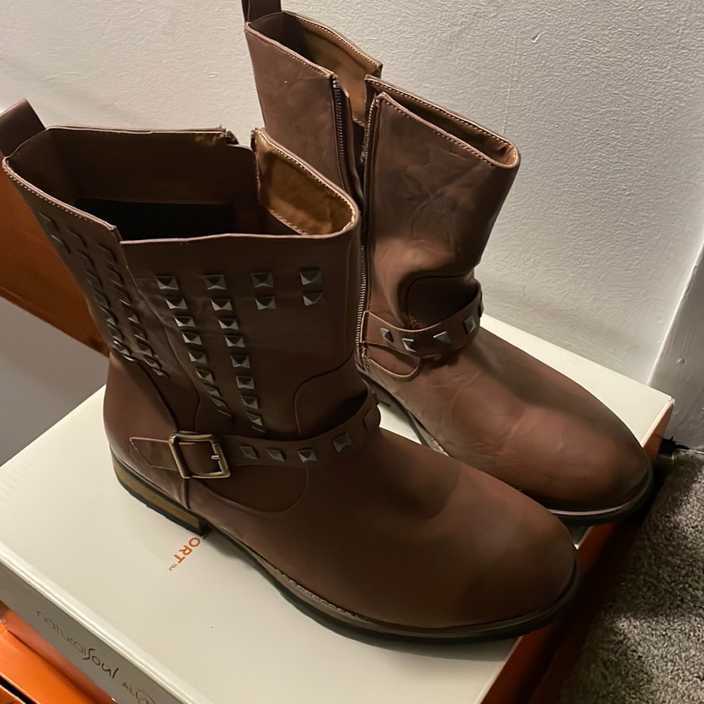 New size 9 brown studded low cut boots with buckle n small heel